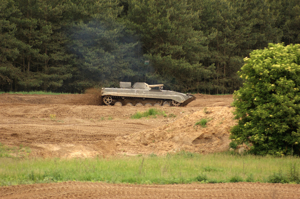 Offroad-Landschaft mit fahrendem Tank - Foto, Bild