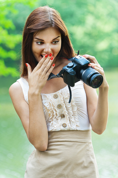 Портрет молодої красивої жінки здивована камера монітора
 - Фото, зображення