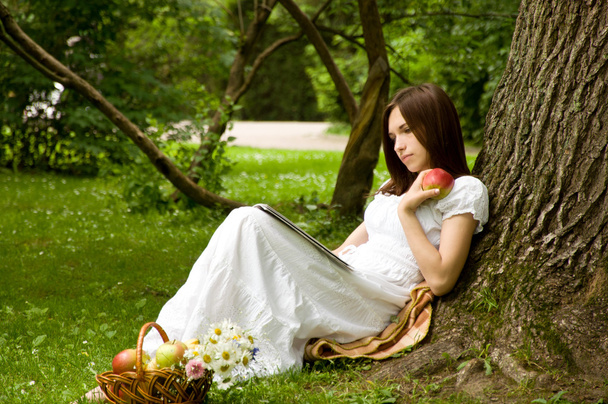 Mädchen liest im Park - Foto, Bild