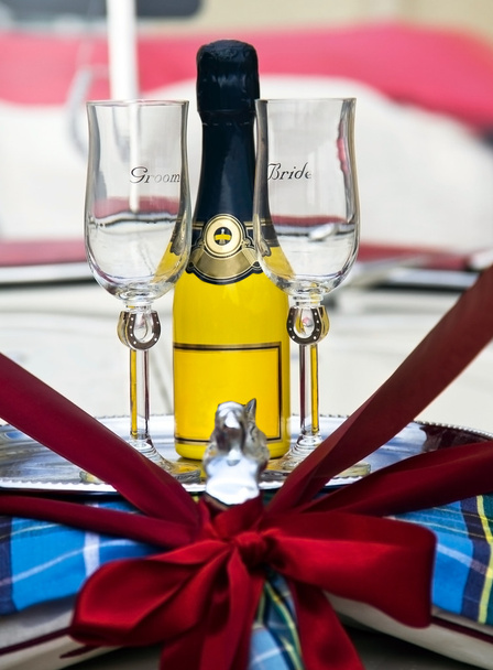 Groom & Bride Lunettes de mariage et bouteille de champagne jaune
 - Photo, image