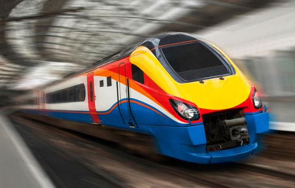 Train de voyageurs rapide avec flou de mouvement
 - Photo, image