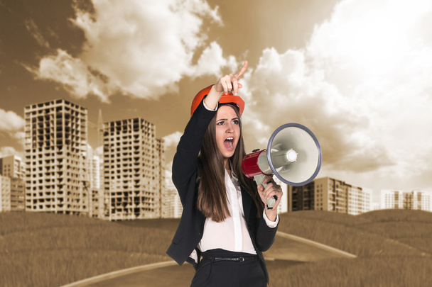 Mujer en hardhat gritando en megáfono
 - Foto, Imagen