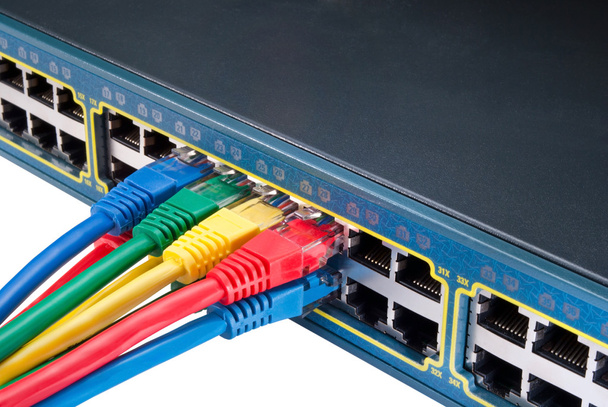 kolorowe kable sieciowe ethernet podłączony do przełączania na białym - Zdjęcie, obraz