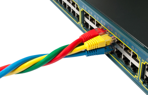 στριμμένα καλώδια δικτύου ethernet συνδεδεμένος με ένα διανομέα, διακόπτη - Φωτογραφία, εικόνα