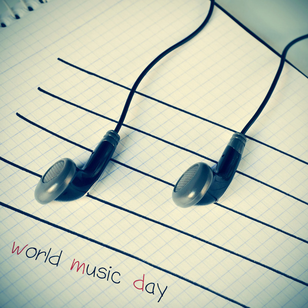 ακουστικά σε ένα προσωπικό προσομοίωση μουσικές νότες και τον κόσμο του κειμένου - Φωτογραφία, εικόνα