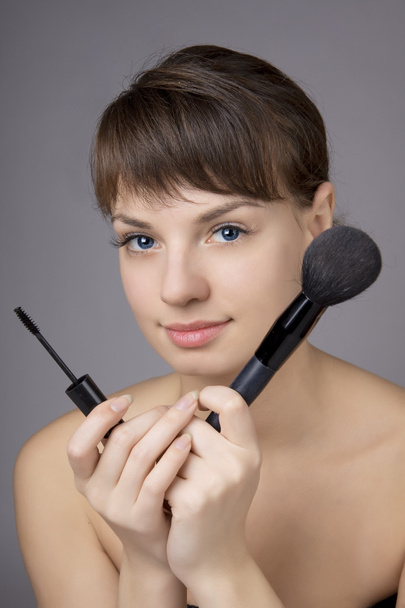 Beautiful girl who does make-up brush - 写真・画像