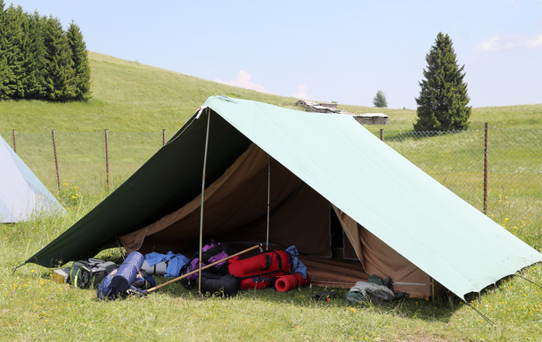 a kemping a cserkészeknek nyári egy sátor - Fotó, kép