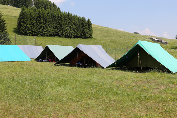 partiolaisten leirintäalueen teltat vuorilla
 - Valokuva, kuva