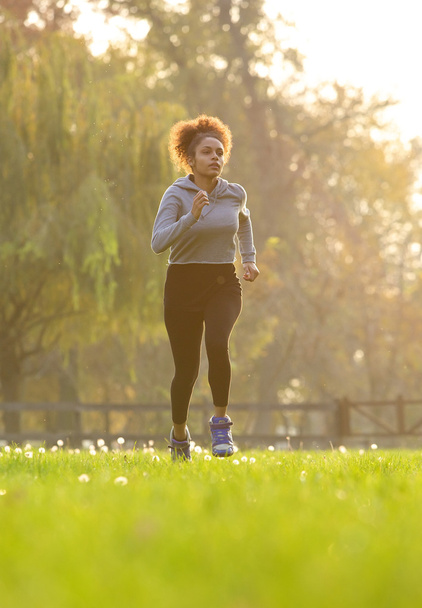 Mujer joven corriendo en el parque - Foto, Imagen