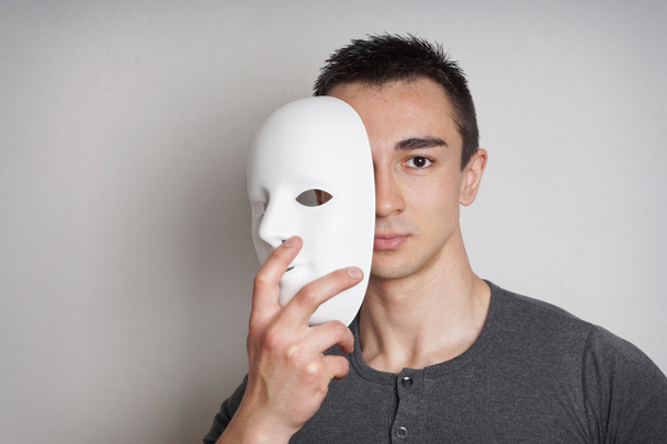 junger Mann mit Maske - Foto, Bild