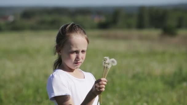 gyermek fúj pitypang - Felvétel, videó