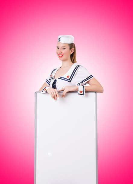 žena námořník s prázdné desky proti přechodu - Fotografie, Obrázek
