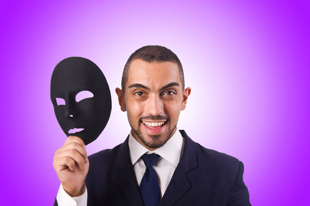 Homem com máscara contra o gradiente
 - Foto, Imagem