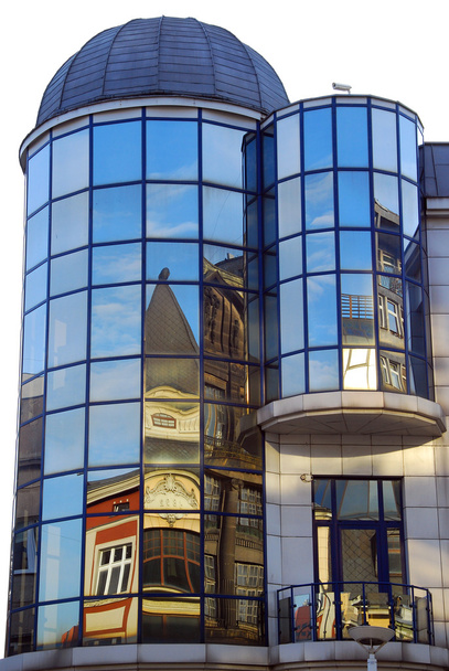 reflexões de edifício antigo em janelas em Lodz
 - Foto, Imagem