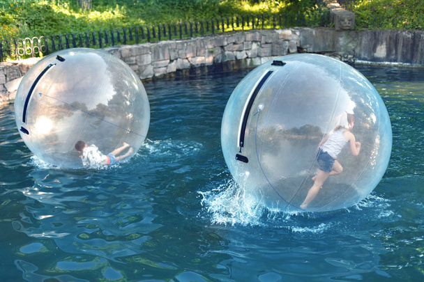 Enfants jouant dans la boule d'eau
 - Photo, image