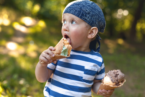 jongen die ijs eet  - Foto, afbeelding