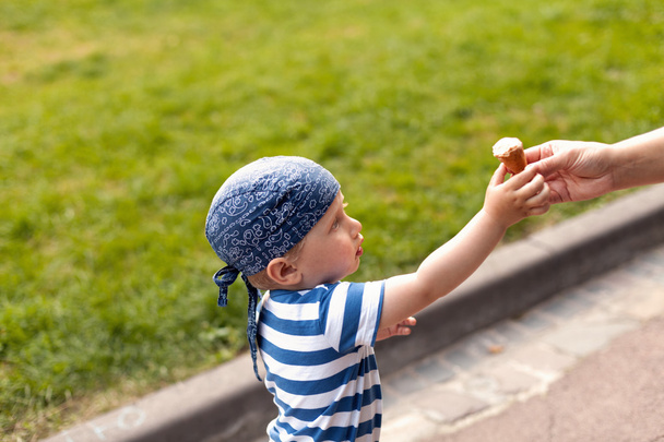 Boy eating icecream  - Fotografie, Obrázek