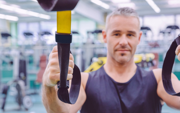 Cinturino fitness nella mano dell'allenamento dell'uomo
 - Foto, immagini