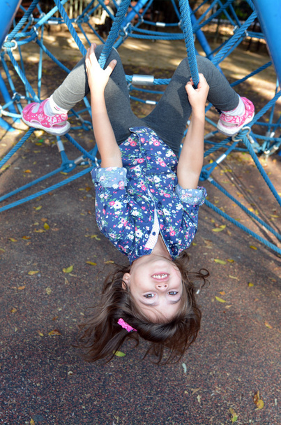 Kleines Kind lähmt Spinnennetz auf Spielplatz im Freien - Foto, Bild