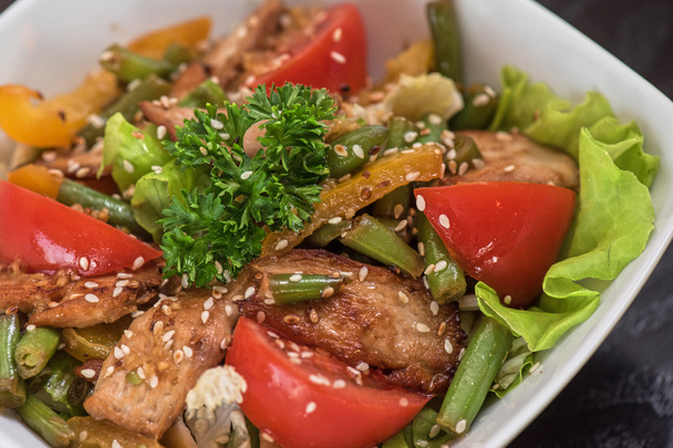 sıcak tavuk salatası - Fotoğraf, Görsel