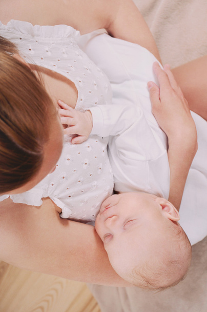 pehmeä kuva söpö vastasyntynyt vauva äidin kanssa
 - Valokuva, kuva
