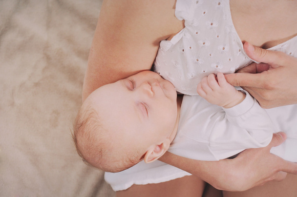 彼の思いやりのある名言と男のかわいい新生児赤ちゃんの睡眠のソフト画像 - 写真・画像