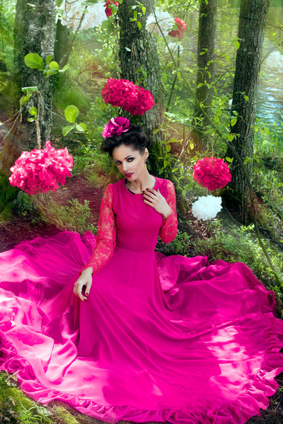kobieta w długo różowy sukienka na charakter - Zdjęcie, obraz
