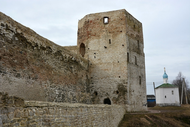 Antigua fortaleza rusa fortaleza de Izborsk
 - Foto, imagen