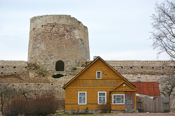 Fortaleza russa antiga Fortaleza de Izborsk
 - Foto, Imagem