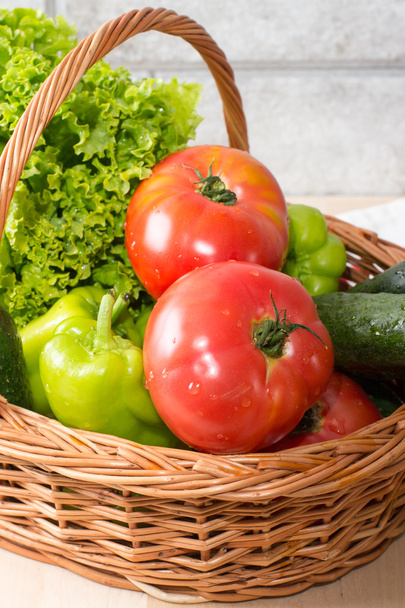 Friss zöldségek a kosárban. Paradicsom, uborka, bors és saláta - Fotó, kép
