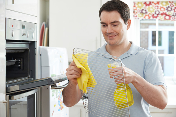 άνθρωπος καθαρισμού οικιακός φούρνος στην κουζίνα - Φωτογραφία, εικόνα