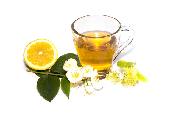 Kalk thee in de buurt van citroen en bloem - Foto, afbeelding