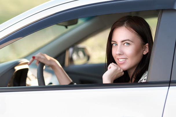 Jovem mulher dirigindo carro - Foto, Imagem