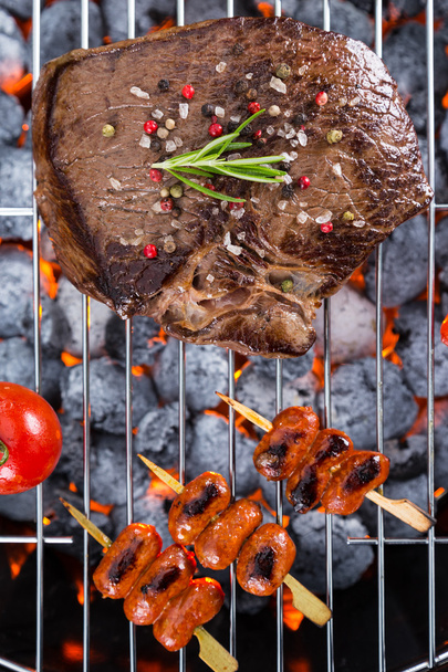 Sığır eti biftek ızgara sosis ile - Fotoğraf, Görsel