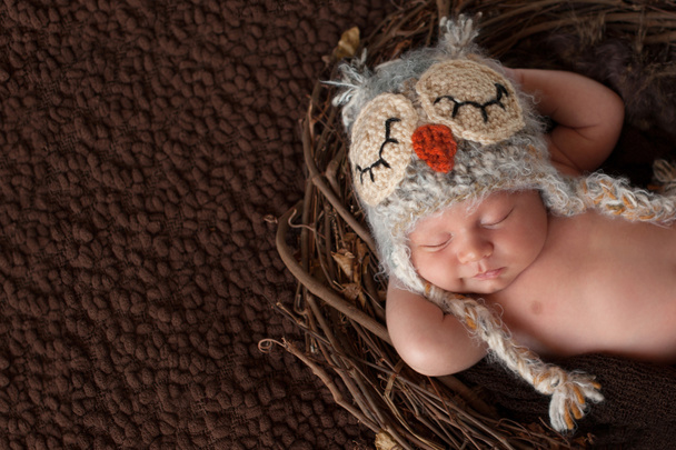 Menino recém-nascido em chapéu de coruja
 - Foto, Imagem