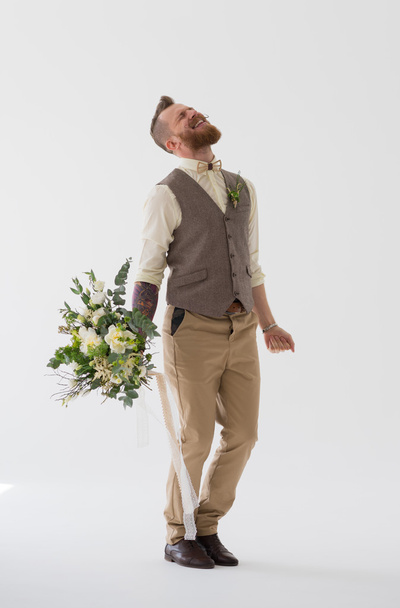 modern groom portrait with bouquet - Zdjęcie, obraz