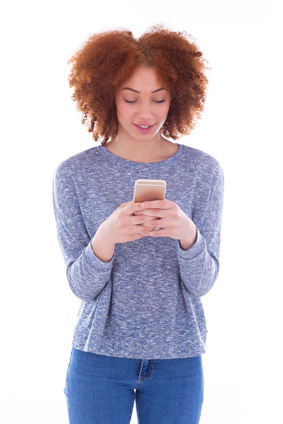 jovem mulher enviando uma mensagem de texto em seu telefone
 - Foto, Imagem