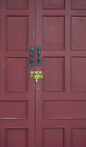 Red door with lock - Fotoğraf, Görsel
