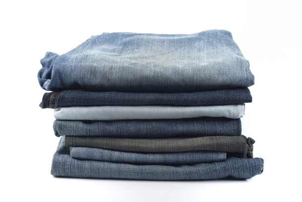 Stapel blauer und schwarzer Jeans - Foto, Bild