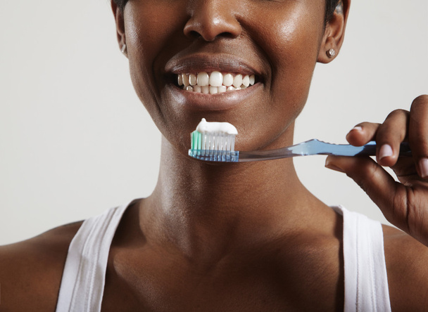 Mujer sosteniendo cepillo de dientes con pasta de dientes
 - Foto, Imagen