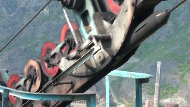 A cable car takes workers down - Filmati, video
