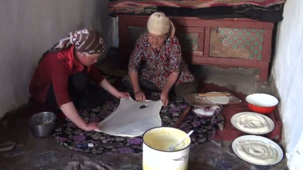 mujeres preparando pan
 - Metraje, vídeo