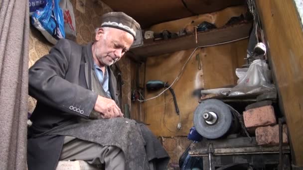 Sapateiro reparando um sapato
 - Filmagem, Vídeo