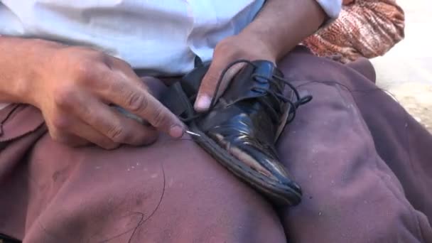 man repairing shoe - Footage, Video