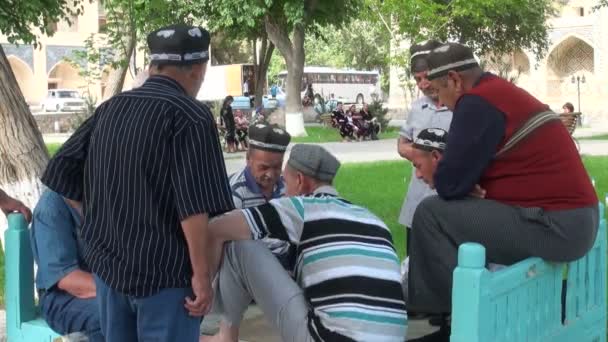 Sénior homens jogar dominos em um parque
 - Filmagem, Vídeo