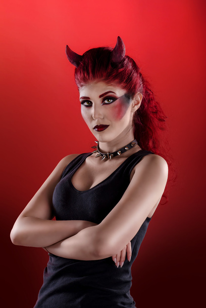 жінка з професійним макіяжем, одягнена як диявол
 - Фото, зображення