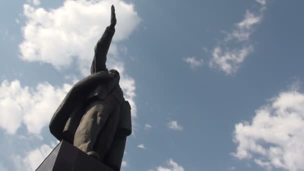 Clouds passing over a Lenin statue. - Footage, Video