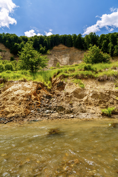 Riverbank sur la rivière montrant des signes d'érosion des berges et instab
 - Photo, image