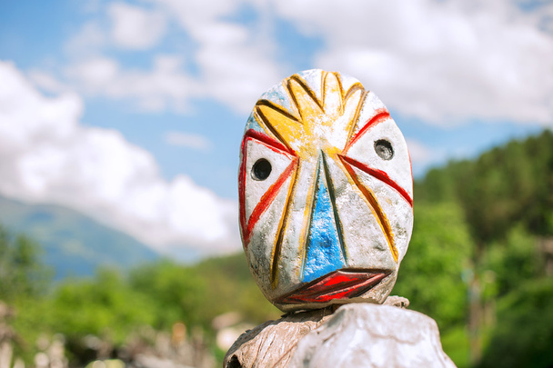 Pedra decorada e colorida com sembiance humano
 - Foto, Imagem