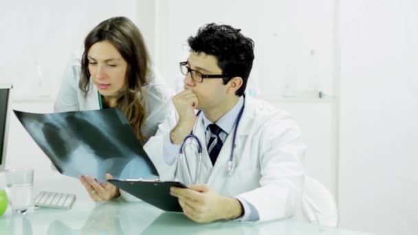 Arzt und Krankenschwester untersuchen Röntgenbild - Filmmaterial, Video